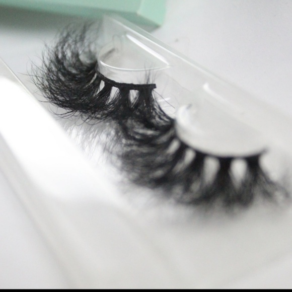 Cynthia Mink Lashes - Picture 4 of 5